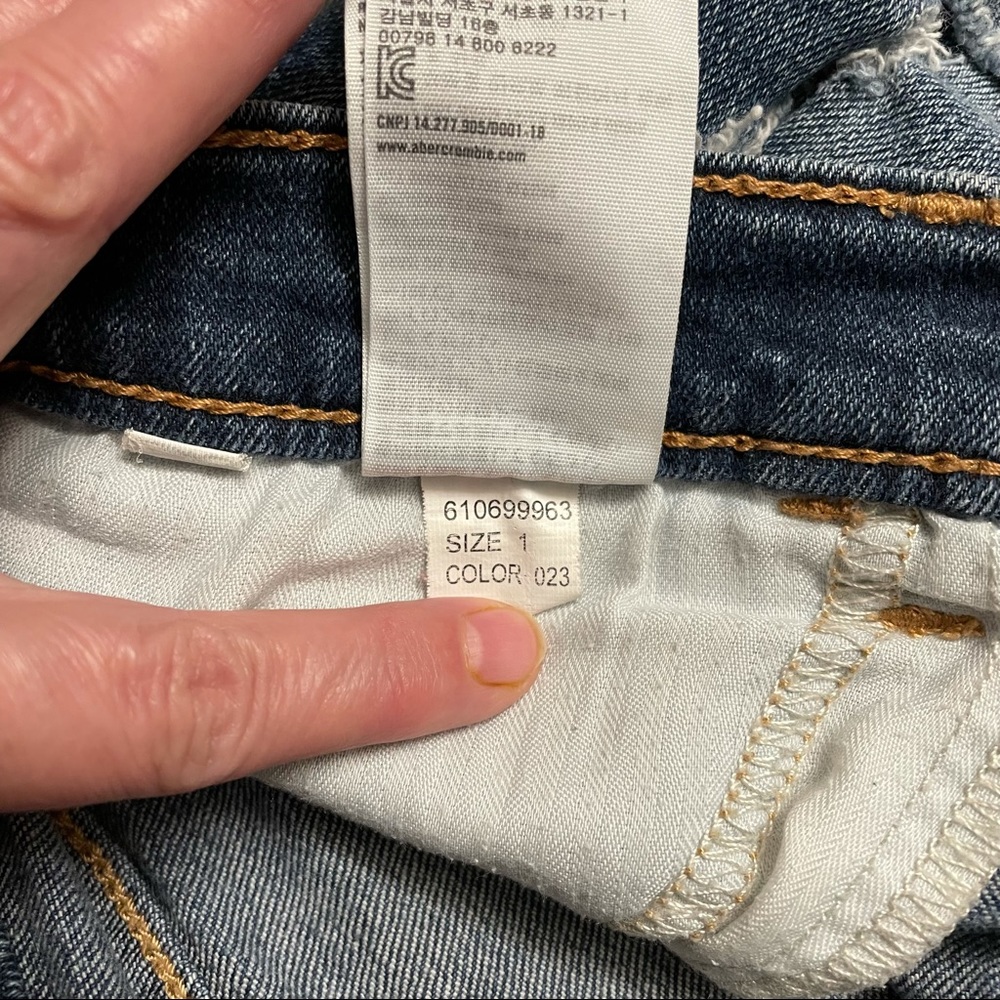 Hollister distressed denim shorts in size 1 - Picture 8 of 11